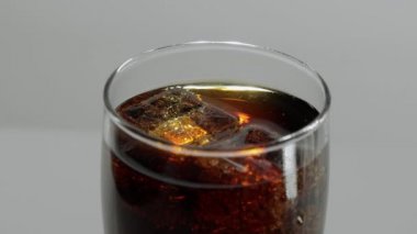 Bir bardak kola yavaş - soda canlandırıcı buz küpleri aşık