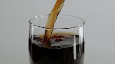 Buz dökülen bir bardak soğuk kola