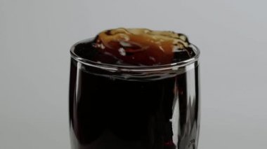 Bir bardak kola yavaş - soda canlandırıcı buz küpleri aşık