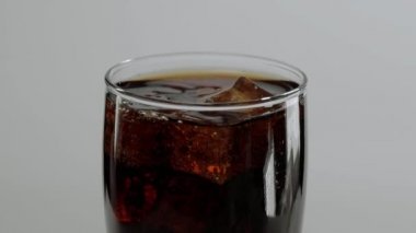 Bir bardak kola yavaş - soda canlandırıcı buz küpleri aşık