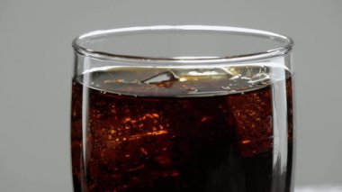 Ağır çekimde buz küpleri ile soğuk kola ferahlatıcı