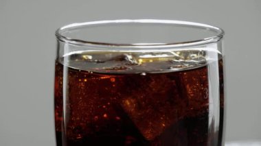 Bir bardak kola yavaş - soda canlandırıcı buz küpleri aşık