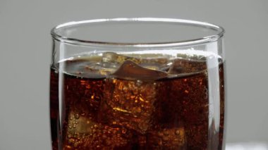 Cola glas buz küpleri - soda yavaş yenileme ile çekim inanılmaz yakından