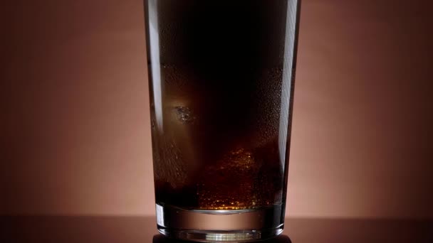 Hälla cola i ett glas med isbitar - uppfriskande läsk — Stockvideo