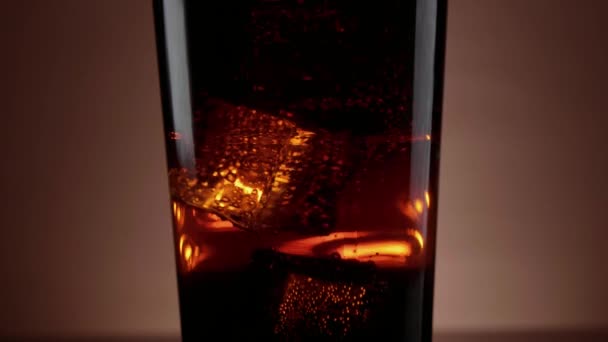 Is kall Cola med isbitar i soda - slowmotion sköt — Stockvideo