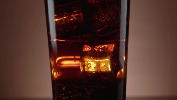 Ice cold Cola con cubitos de hielo en soda - toma de cámara lenta — Vídeo de stock