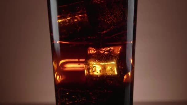 LED studená Cola s kostkami ledu v soda - zpomalený záběr — Stock video