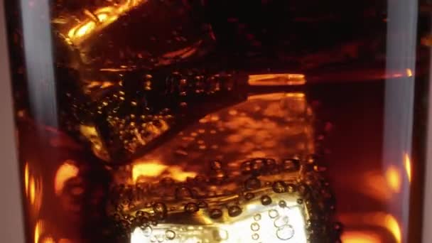 近摄镜头的慢动作在冰上的可乐 — 图库视频影像