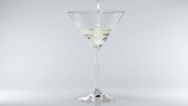 Hälla martini i ett cocktailglas — Stockvideo