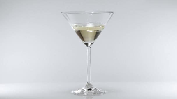Мартини коктейль с оливками - классический напиток — стоковое видео