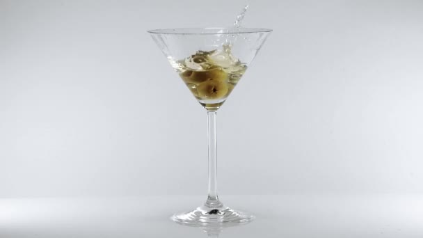 Мартини коктейль с оливками - классический напиток — стоковое видео