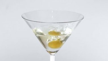 Klasik beyaz martini - popüler kokteyl içki servis zeytin ile