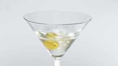 Yakın çekim martini kokteyl zeytin ile-klasik bir içki
