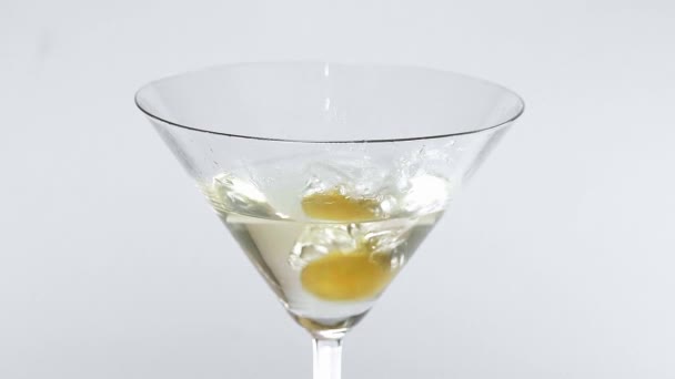 Martini blanco clásico - bebida de cóctel popular servido con aceitunas — Vídeo de stock