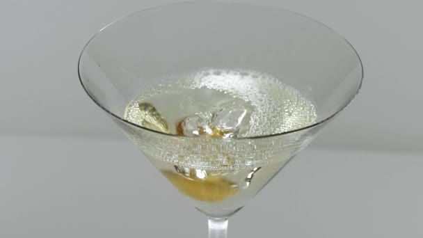 Classic white martini - popular cocktail drink served with olives — Stock Video