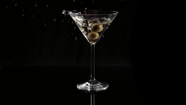 Martini blanco clásico - bebida de cóctel popular servido con aceitunas — Vídeos de Stock