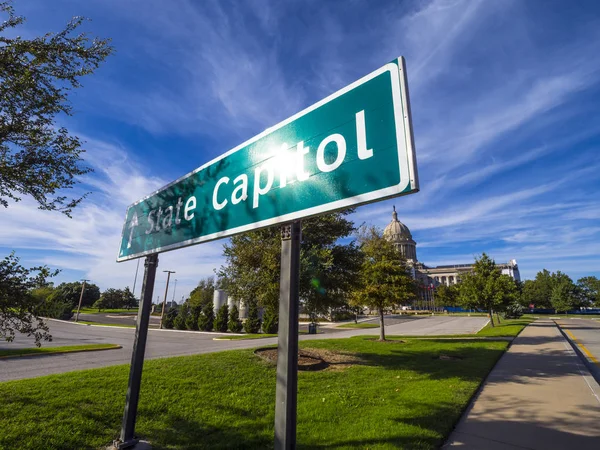 Riktningsskylt mot Oklahoma State Capitol — Stockfoto