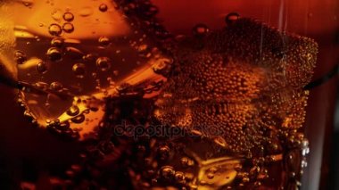 Ağır çekim makro çekim kola bir bardak buz küpleri