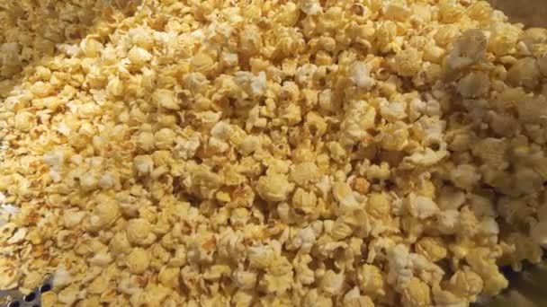Enorme hoeveelheid vers gemaakte popcorn — Stockvideo