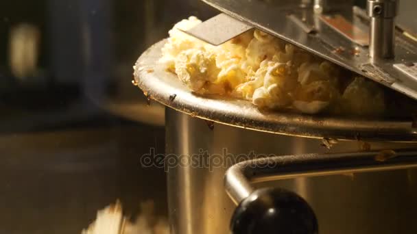 Detailní záběr záběr popcorn vykoukali Popcorn stroj — Stock video