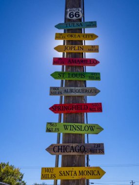 Ünlü şehirler Route 66 - Stroud - Oklahoma - 16 Ekim 2017 yön işaretleri