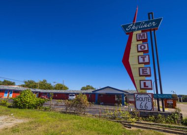 Şık Skyliner Motel adlı rota 66 - Stroud - Oklahoma - 16 Ekim 2017