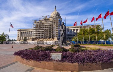 Oklahoma eyalet başkenti - sular sürece Chiricahua Apache heykele akış - Oklahoma City - Oklahoma - 18 Ekim 2017