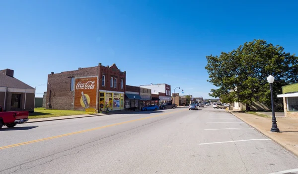 Vue de rue dans un petit village de l'Oklahoma à la Route 66 - STROUD - OKLAHOMA - 16 OCTOBRE 2017 — Photo