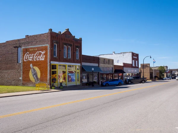 Pohled do ulic v malé vesnici v Oklahomě na Route 66 - Stroud - Oklahoma - 16. října 2017 — Stock fotografie