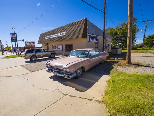 Klassieke Amerikaanse Oldtimer auto als Pink Cadillac op Route 66 - Stroud - Oklahoma - 16 oktober 2017 — Stockfoto