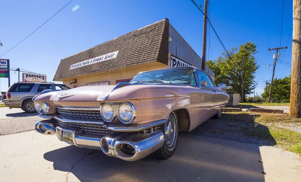 Klasik Amerikan Oldtimer araba gibi pembe Cadillac Route 66 - Stroud - Oklahoma - 16 Ekim 2017 — Stok fotoğraf