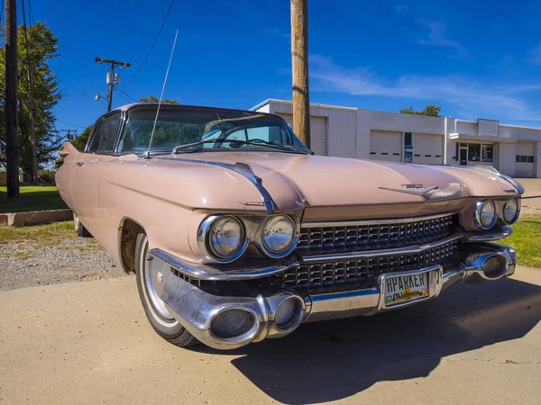Classic American Oldtimer Car como Pink Cadillac en Route 66 - STROUD - OKLAHOMA - 16 DE OCTUBRE DE 2017 —  Fotos de Stock