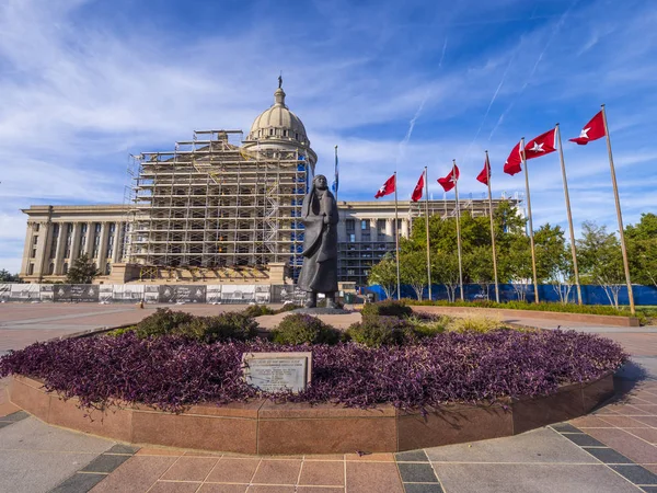 Chiricahua Apache standbeeld in Oklahoma State Capitol - zolang het water flow - Oklahoma City - Oklahoma - 18 oktober 2017 — Stockfoto