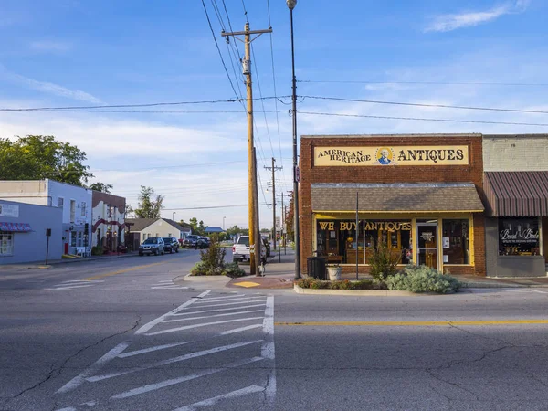 Tienda de antigüedades y objetos coleccionables en el pueblo de Jenks en Oklahoma - JENKS - OKLAHOMA - 24 DE OCTUBRE DE 2017 —  Fotos de Stock