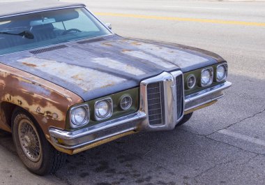 Eski paslı Bonneville araba sokaklarda Oklahoma City - Stroud - Oklahoma - 24 Ekim 2017