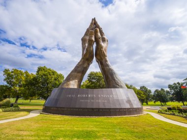 Büyük dua heykel, Oral Roberts Üniversitesi Oklahoma - Tulsa - Oklahoma - 17 Ekim 2017 eller