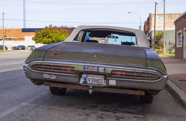 Viejo coche oxidado Bonneville en las calles de Oklahoma City - STROUD - OKLAHOMA - 24 DE OCTUBRE DE 2017 —  Fotos de Stock