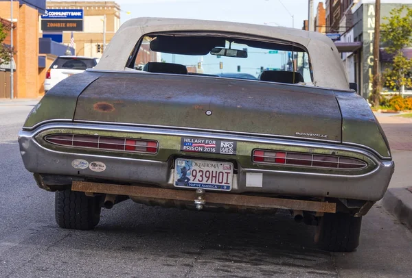 Vieille voiture rouillée Bonneville dans les rues d'Oklahoma City - STROUD - OKLAHOMA - 24 OCTOBRE 2017 — Photo