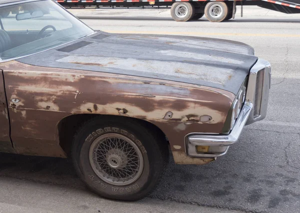 Viejo coche oxidado Bonneville en las calles de Oklahoma City - STROUD - OKLAHOMA - 24 DE OCTUBRE DE 2017 —  Fotos de Stock