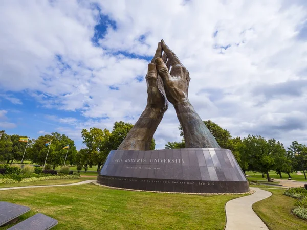 Enorme escultura mãos orantes na Universidade Oral Roberts em Oklahoma - TULSA - OKLAHOMA - OUTUBRO 17, 2017 — Fotografia de Stock