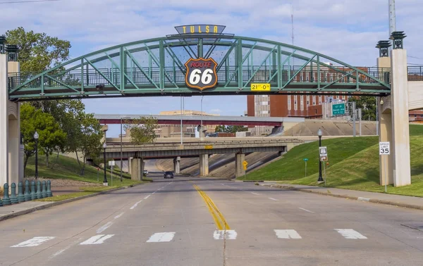 11 th street Bridge přes Route 66 v Tulsa Oklahoma - Tulsa - Oklahoma - 17 října 2017 — Stock fotografie