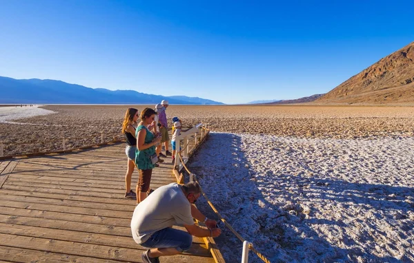 Visitantes del lago salado Badwater en el Parque Nacional del Valle de la Muerte - VALLE DE LA MUERTE - CALIFORNIA - 23 DE OCTUBRE DE 2017 — Foto de Stock