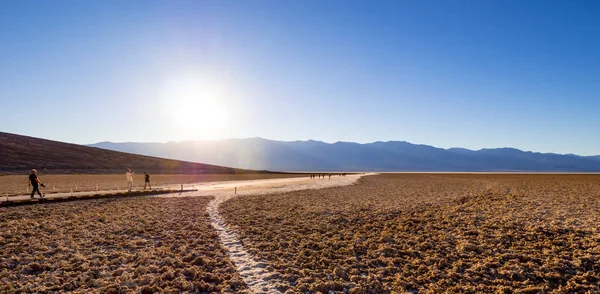 El increíble paisaje del Parque Nacional del Valle de la Muerte Lago salado Badwater - VALLE DE LA MUERTE - CALIFORNIA - 23 DE OCTUBRE DE 2017 — Foto de Stock