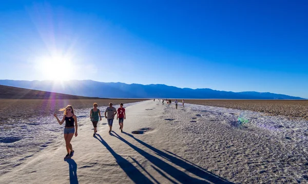 Piękne krajobrazy w dolinie śmierci Death Valley National Park w Kalifornii - Badwater słone jezioro - - California - 23 października 2017 r. — Zdjęcie stockowe