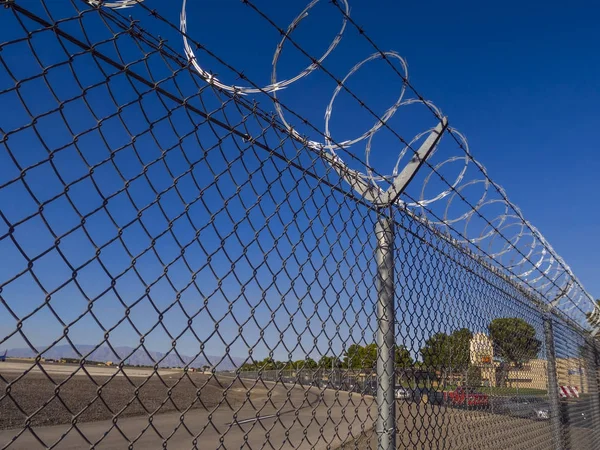 Staket med barb wire vid en flygplats - Las Vegas - Nevada - 12 oktober 2017 — Stockfoto