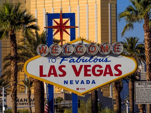 Bienvenido al cartel de Las Vegas en Las Vegas Boulevard - LAS VEGAS - NEVADA - 12 DE OCTUBRE DE 2017 —  Fotos de Stock