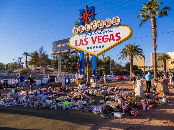 Cama de flores y expresión de condolencias después del ataque terrorista en Las Vegas - LAS VEGAS - NEVADA - 12 DE OCTUBRE DE 2017 — Foto de Stock