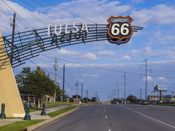Den berømte Route 66 Gate i Tulsa Oklahoma - TULSA - OKLAHOMA - OCTOBER 17, 2017 stockbilde