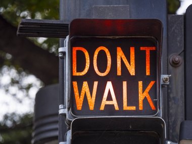 Yürü - Tulsa 'da eski trafik ışıklarında yürüme