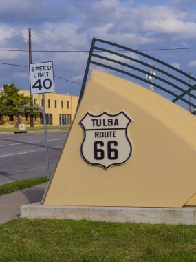 Tulsa Oklahoma 'daki ünlü 66. Yol tabelası.